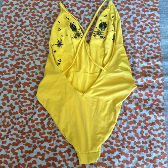Hurley quick dry ribbed embroidered one piece swimsuit yellow embroidered cheeky - Picture 4 of 10